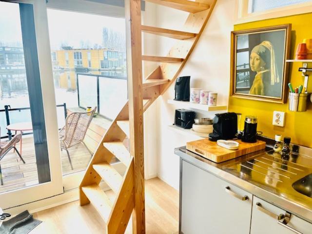 Houseboat Studio With Canalview And Free Bikes Amsterdam Exterior foto